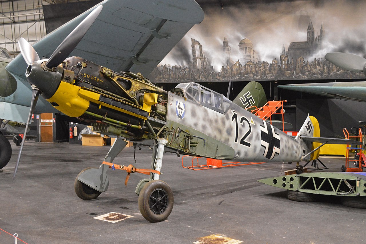 The Bf 109's removed wings with the DB 601.