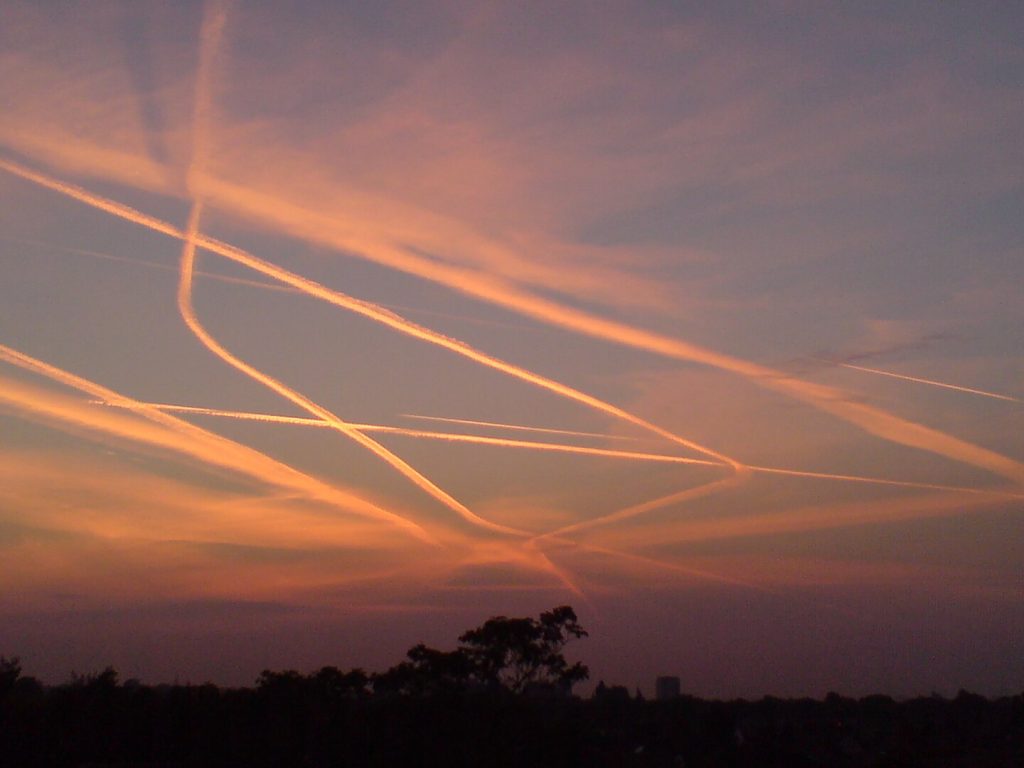 Intersecting contrails of aircraft over London, an area of high air traffic. Photo credit - Kierano CC BY-SA 3.0.