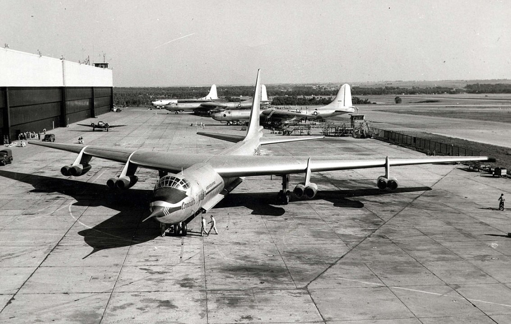The YB-60 had a maximum takeoff weight of 265,000 pounds (120,200 kilograms).